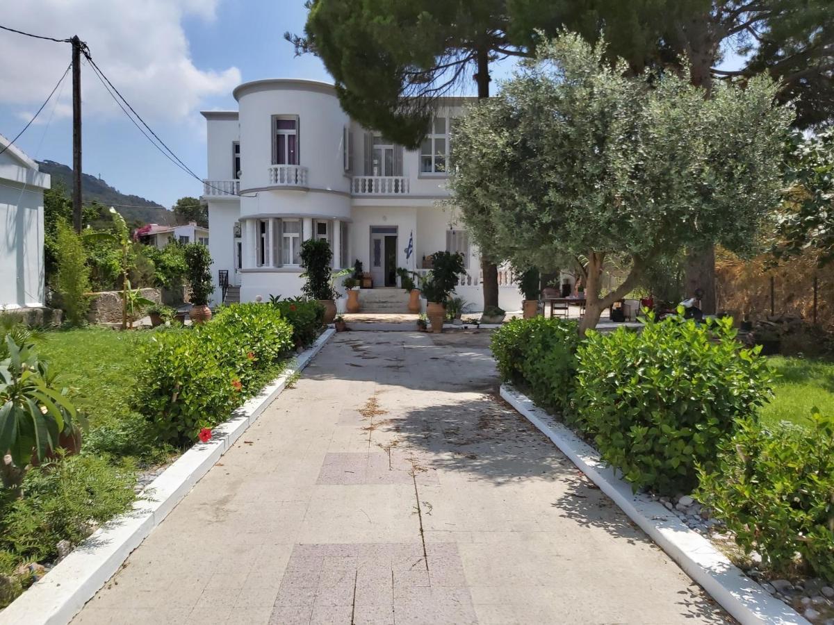 Tower Traditional Pool Tatil Evi Kremastí
